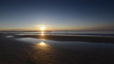 Sundown renkli gökyüzü ile İrlanda sahil şeridi üzerinde