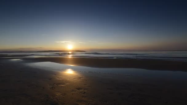 Pôr do sol sobre a costa irlandesa com céu colorido — Vídeo de Stock