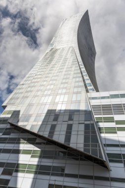 Bulutlu gökyüzü olan modern bina