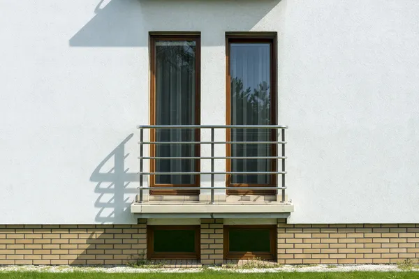Wysokie okna drewniane w białej ścianie — Zdjęcie stockowe