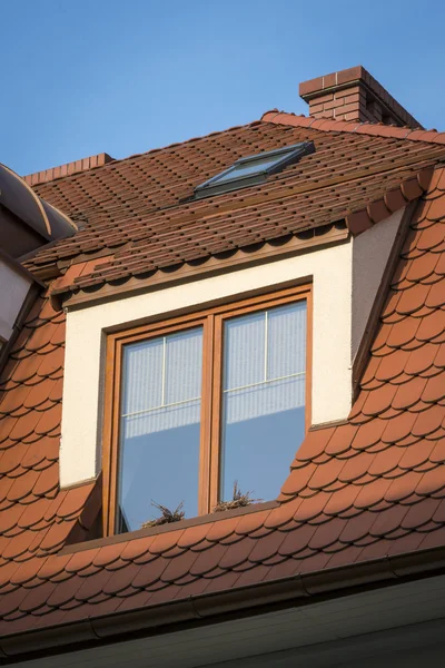 Trä fönster på taket — Stockfoto