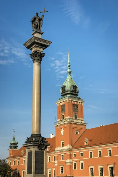 Castelo Real na Praça do Castelo com a coluna do rei Sigismundo III Vasa em Varsóvia — Fotografia de Stock