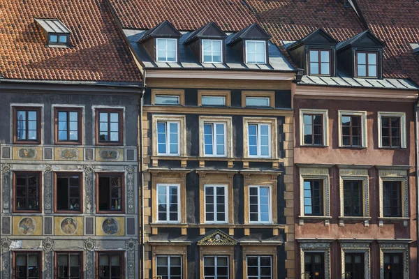 Huurhuisjes gevels op oude stad plein historische wijk, Warschau — Stockfoto