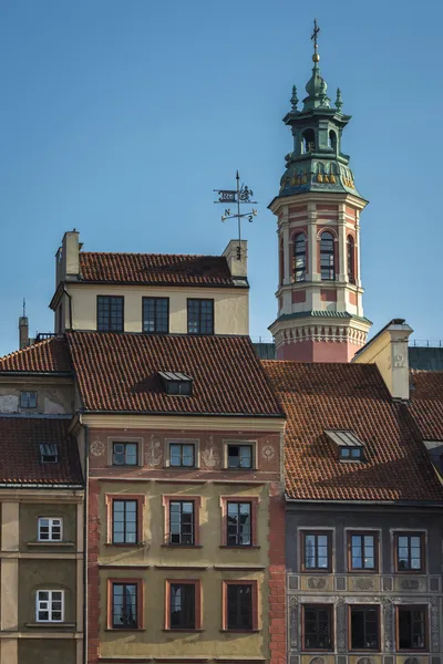 Staré historické domy na náměstí starého města ve Varšavě — Stock fotografie