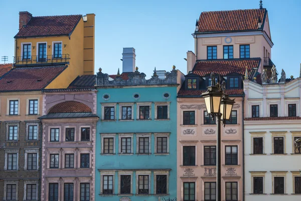 Barevné staré domy na hlavním náměstí, Varšava — Stock fotografie