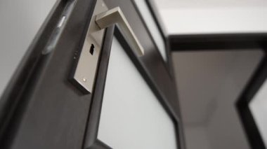 Modern, çağdaş saten sapı ve anahtar deliği detayı