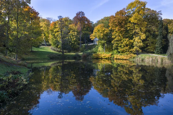Маленькое озеро в парке Лазенки Кролевские в Варшаве — стоковое фото