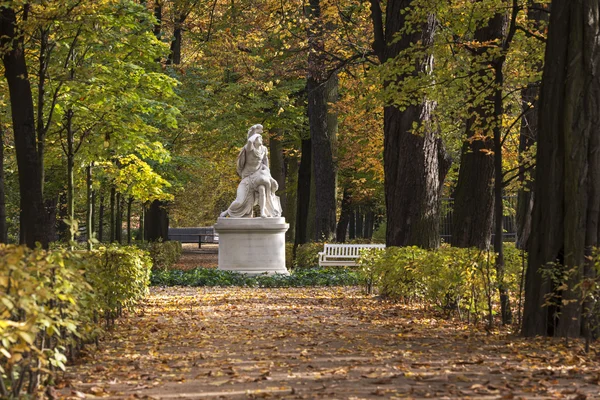 ワルシャワ、ポーランドのワジェンキ krolewskie 公園で古典的な彫刻 — ストック写真