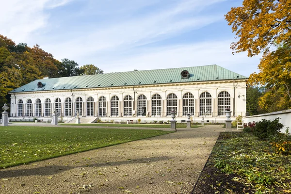 Panoramisch uitzicht van oude oranjerie in lazienki park, Warschau, Polen — Stockfoto