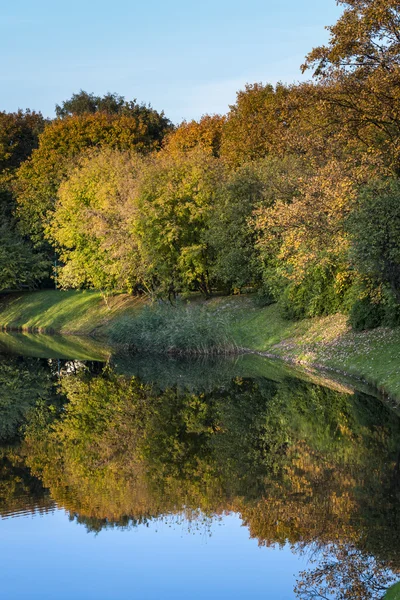 Kleiner See im Herbst im Park szczesliwice, Warschau — Stockfoto