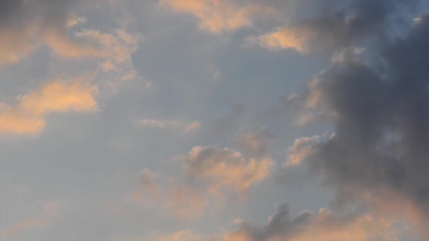 Molnlandskap med stora, moln under solnedgången. — Stockvideo