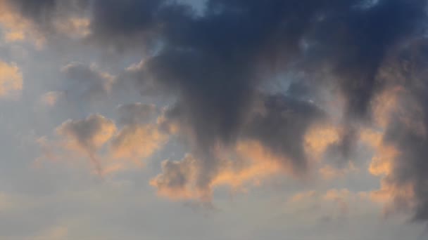 Beau paysage nuageux avec de grands nuages au coucher du soleil .