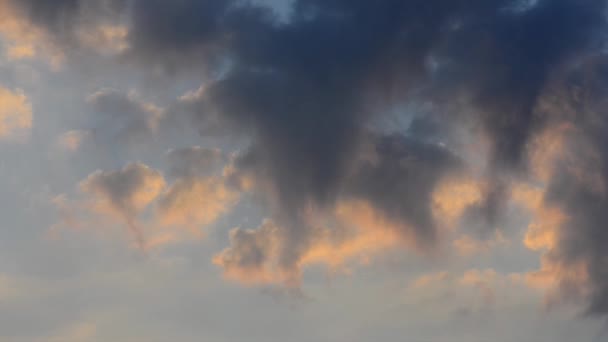 Hermoso paisaje nublado con grandes nubes durante la puesta del sol . — Vídeo de stock