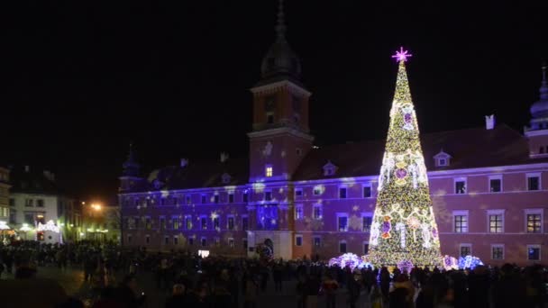 Oude binnenstad van Warschau in Polen 's nachts, tijdens de kerstperiode verlicht. — Stockvideo