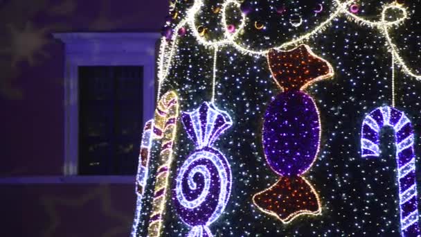 Árbol de Navidad en el frente del Palacio Real en Varsovia, Polonia — Vídeo de stock