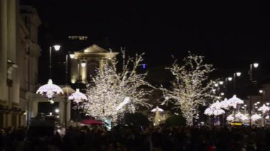 Noel zamanı sırasında akşam aydınlatılmış Polonya Varşova eski şehir.