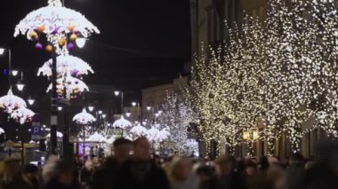 kalabalık cadde Polonya'nın başkenti Varşova'Noel için dekore.