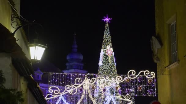 Coloridas decoraciones navideñas en el casco antiguo, Varsovia, Polonia — Vídeo de stock