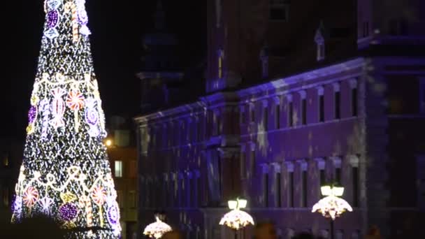 Κάστρο τετραγωνικά τη νύχτα με το χριστουγεννιάτικο δέντρο στην παλιά πόλη, Βαρσοβία, Πολωνία — Αρχείο Βίντεο