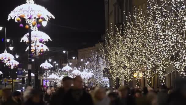 Crowded street decorated for Christmas in Warsaw a capital of Poland. — Stock Video