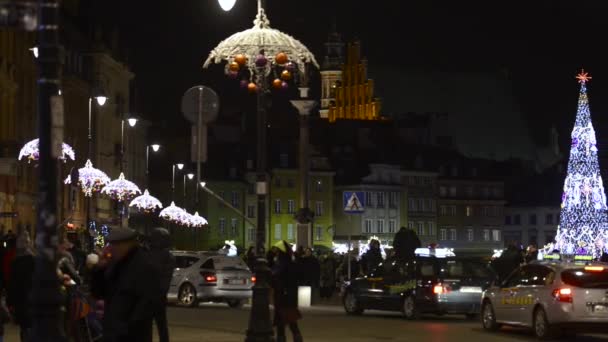 Kerstboom en vakantie decoratie op de oude stad van Warschau, Polen, december 2013. — Stockvideo