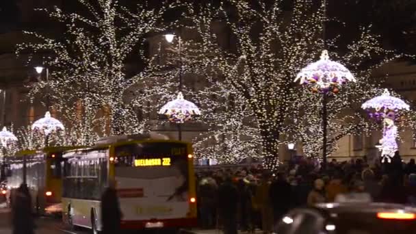 Vánoční světla dekorace na krakowskie przedmiescie ulice ve Varšavě, Polsko. — Stock video