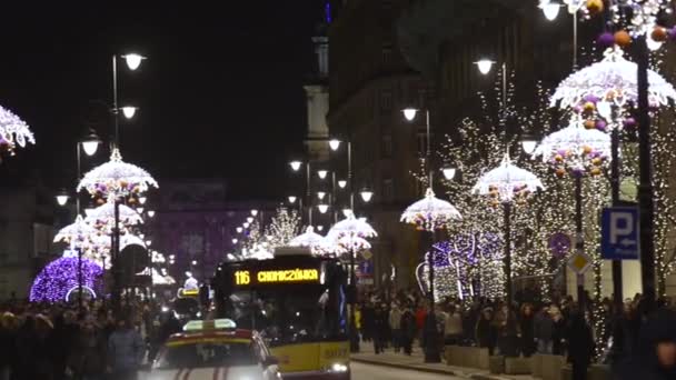 Las luces de Navidad coloridas modernas atraen y animan a la gente a la calle . — Vídeos de Stock
