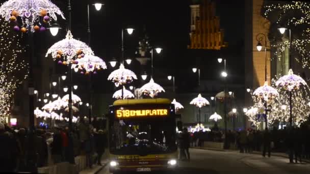 Gedrängte, weihnachtlich geschmückte Straße in der polnischen Hauptstadt Warschau. — Stockvideo