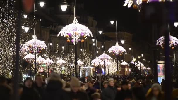 Decorazione delle luci di Natale sulla via Krakowskie Przedmiescie a Varsavia, Polonia . — Video Stock