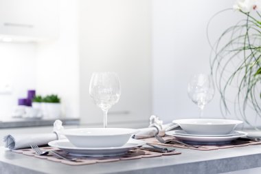 Modern mutfak yemek tabakları kümesi 