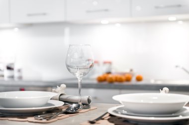 Modern mutfak cam ve plakalar