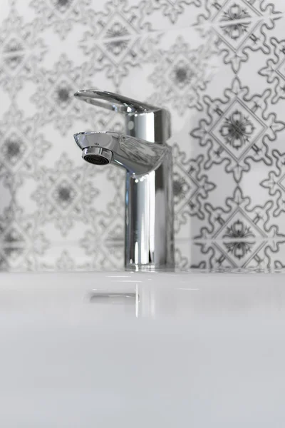 Modernes Badezimmer Chrom Wasserhahn — Stockfoto