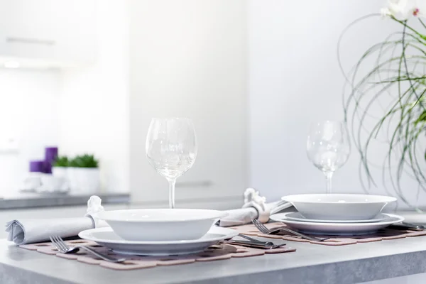 Set of dinner plates in modern kitchen — Stock Photo, Image