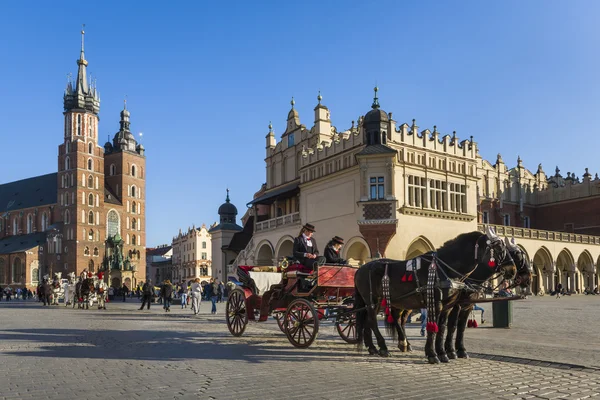 Kabina dorożką na rynku starego miasta w Krakowie, Polska. — Zdjęcie stockowe