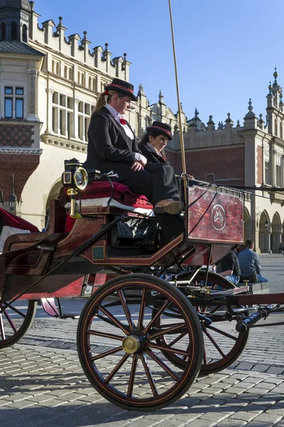 Carrozza trainata da cavalli sulla Piazza della Città Vecchia a Cracovia, Polonia . — Foto Stock