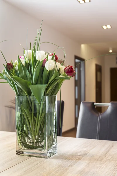 Flores frescas de tulipanes en la mesa de comedor — Foto de Stock