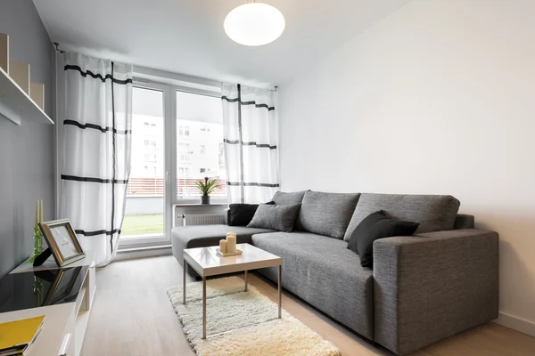 Sofá cinza na sala de estar moderna — Fotografia de Stock