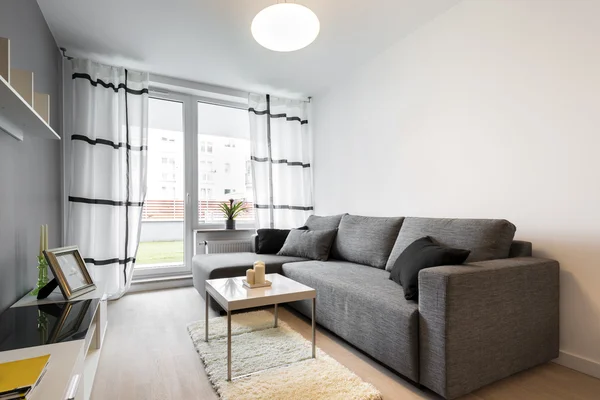 Grijze bank in moderne woonkamer — Stockfoto