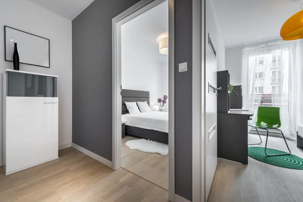 Две комнаты в современной квартире — стоковое фото