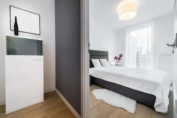 Stijlvolle witte slaapkamer — Stockfoto