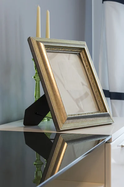 Foto frame en kaarsen op een kast — Stockfoto