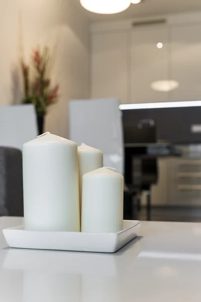 三根蜡烛在现代公寓里 — 图库照片