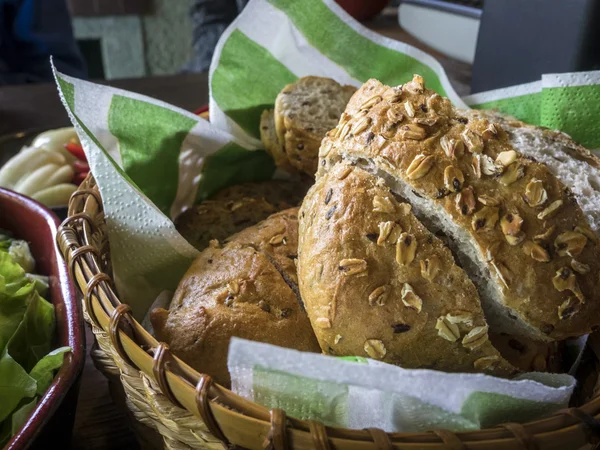 Fresh bread in a traditional wicker basket — Stock Photo, Image