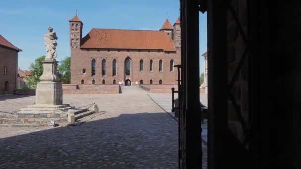 Starý gotický středověký hrad v lidzbark warminski v Polsku — Stock video