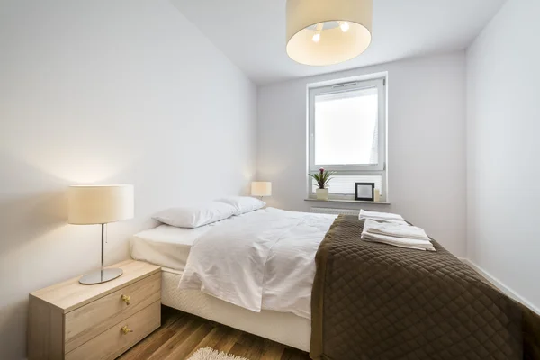 Современная спальня со скандинавским дизайном — стоковое фото