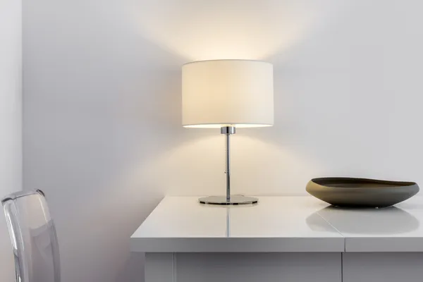 Deatil de diseño interior moderno, mesa y lámpara — Foto de Stock
