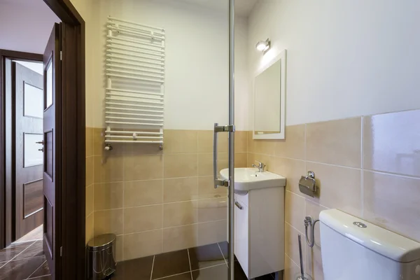 Gele betegelde badkamer met toilet — Stockfoto