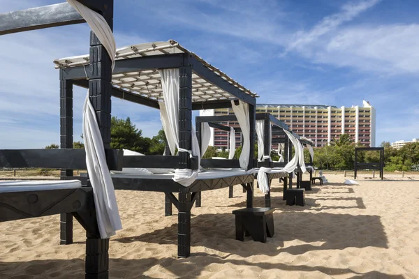 Massageliege am strand in vilamoura portugal — Stockfoto