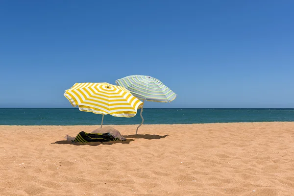 Coloridas sombrillas de playa en la playa de arena —  Fotos de Stock