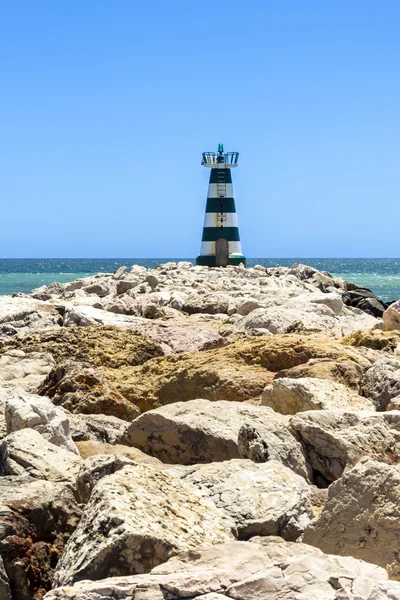 Faro solitario sulla costa portoghese — Foto Stock